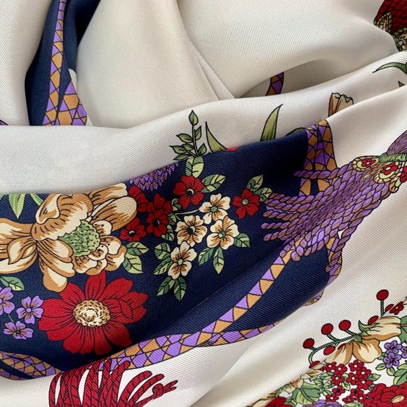 Gucci Floral and Tassel-print Silk Shawl in Ivory - Picture 9 of 9